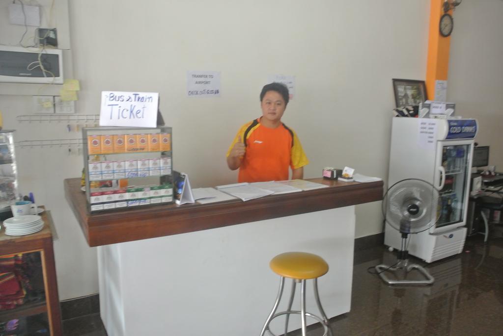Orange Backpacker Hostel Vientiane Bagian luar foto