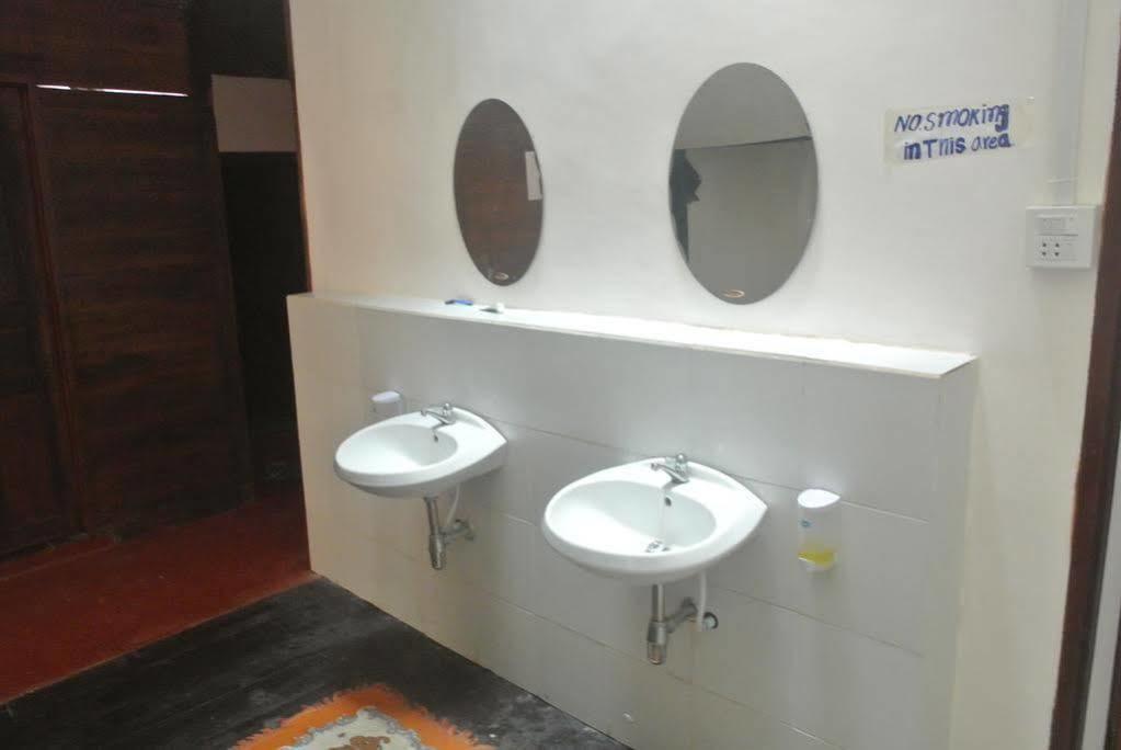 Orange Backpacker Hostel Vientiane Bagian luar foto